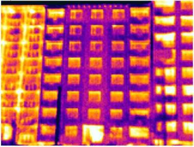 pohled na obvodov� pl᚝ panelov�ho domu IR kamerou