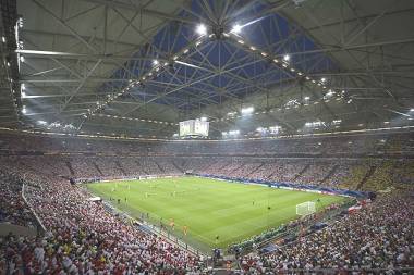 Pohled na otev�enou st�echu p�i fotbalov�m utk�n�. Zdroj: Karsten Rabas, veltins-arena.de.