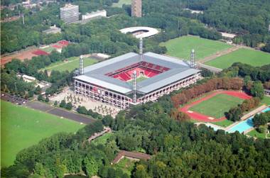 Leteck� pohled na dne�n� podobu kol�nsk�ho stadionu. Zdroj: K�lner Sportst�tten/euroluftbild.com