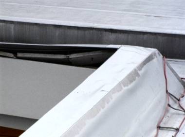 Led vzniklý z odtávajícího sněhu může zejména v členitých místech střechy způsobit překvapivě velké škody.