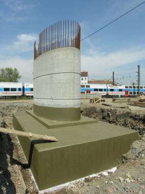 Pil�� estak�dy p�es Masarykovo n�dra��. Foto: Marcel Pelech.