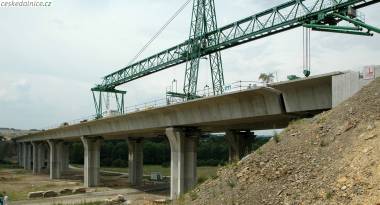 Pohled na t�m�� dokon�enou hrubou stavbu mostu. Zdroj: www.ceskedalnice.cz
