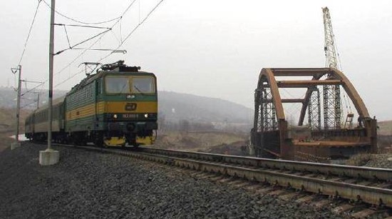 Provoz na provizorn p159elo17Ece 17Eelezni10Dn trati